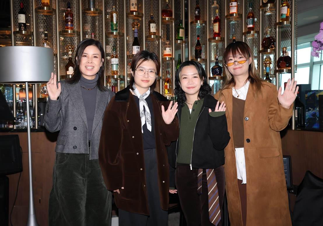 香港獨立樂團雞蛋蒸肉餅睽違六年發新輯(左起：HeiHei、主唱Soft、貝斯手Wing、吉他手Soni)。（圖／室烘無限工作室提供）