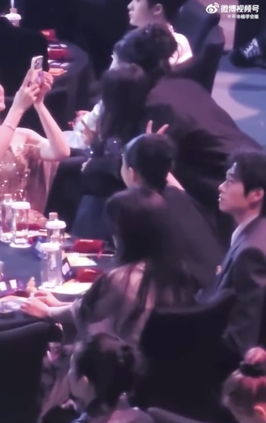 魏大勛與緋聞前任<a href='https://star.ebc.net.tw/search/tags/楊冪/' target='_blank'>楊冪</a>及秦嵐在尖叫之夜意外同框。（圖／翻攝自微博）