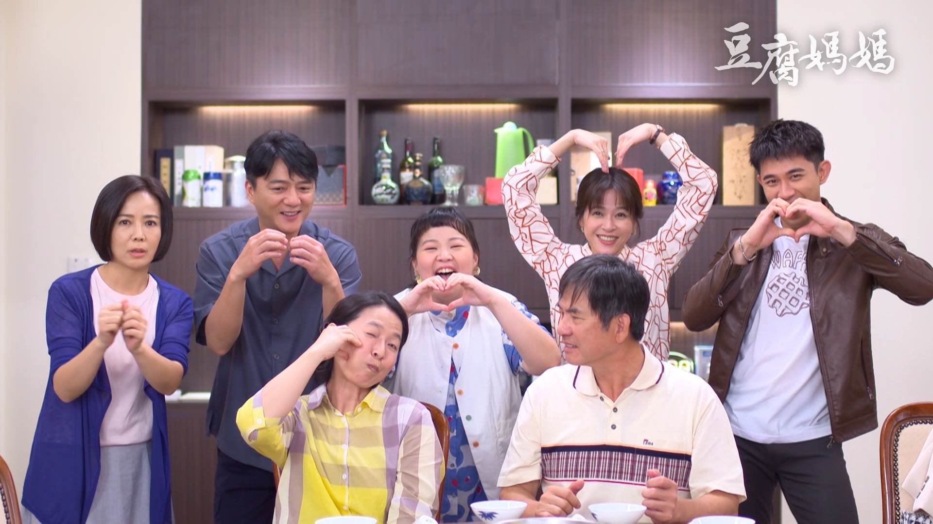 《豆腐媽媽》演員謝瓊煖、洪都拉斯、藍葦華、陳仙梅、馬國弼為主要經營「萬家豆腐」的成員。（圖／民視提供）