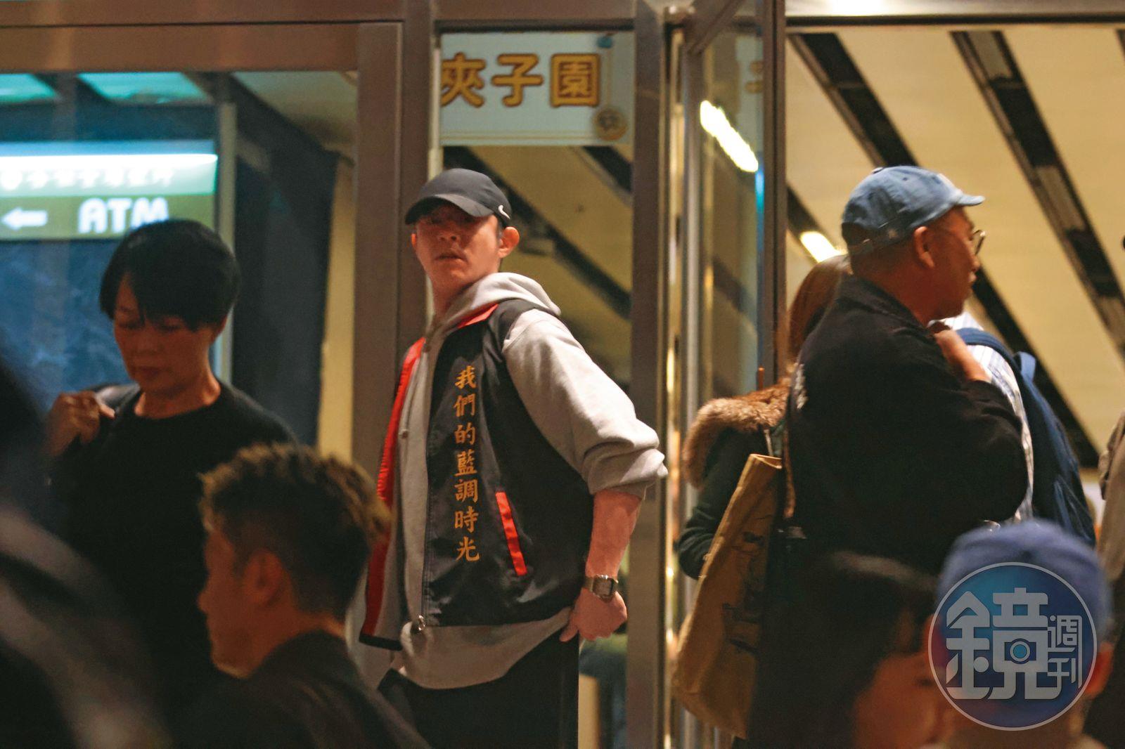 12/02，21:59，殺青宴上，王柏傑（右）穿著「花絮組總監」字樣背心滿場飛，就連散場時也捨不得脫掉。（圖／鏡週刊）