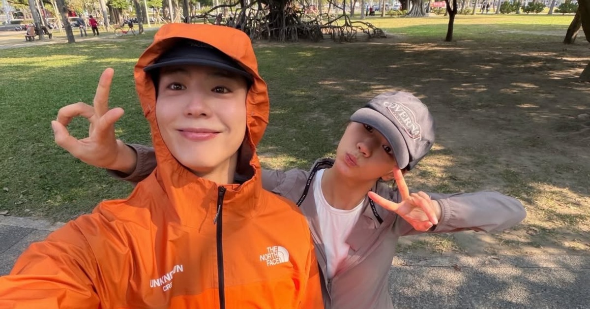 朴寶劍穿著橘色防曬外套與惠利合照。（圖／翻攝自朴寶劍IG）