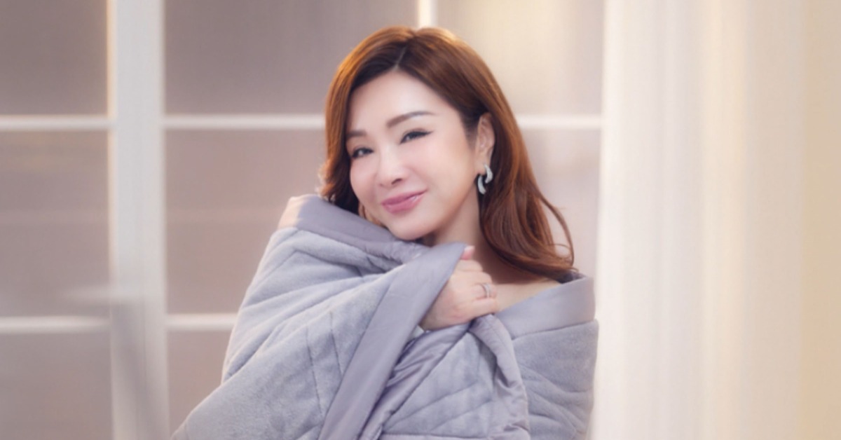 陳美鳳以亮眼狀態亮相新品廣告，分享靠「石墨烯羊駝絨超導被」打造深度睡眠的保養哲學，展現不老女神的魅力。（圖／業者提供）