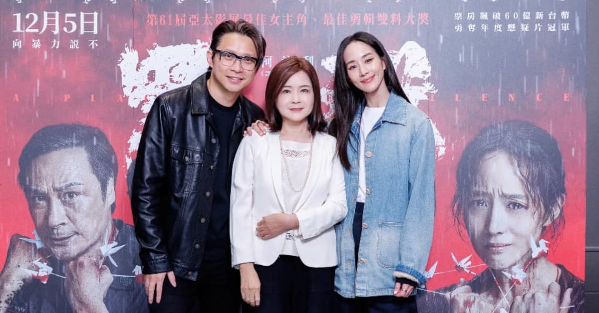 張鈞甯（右起）與媽媽鄭如晴、柯汶利導演在大巨蛋包場電影。（圖／JUST FILM）