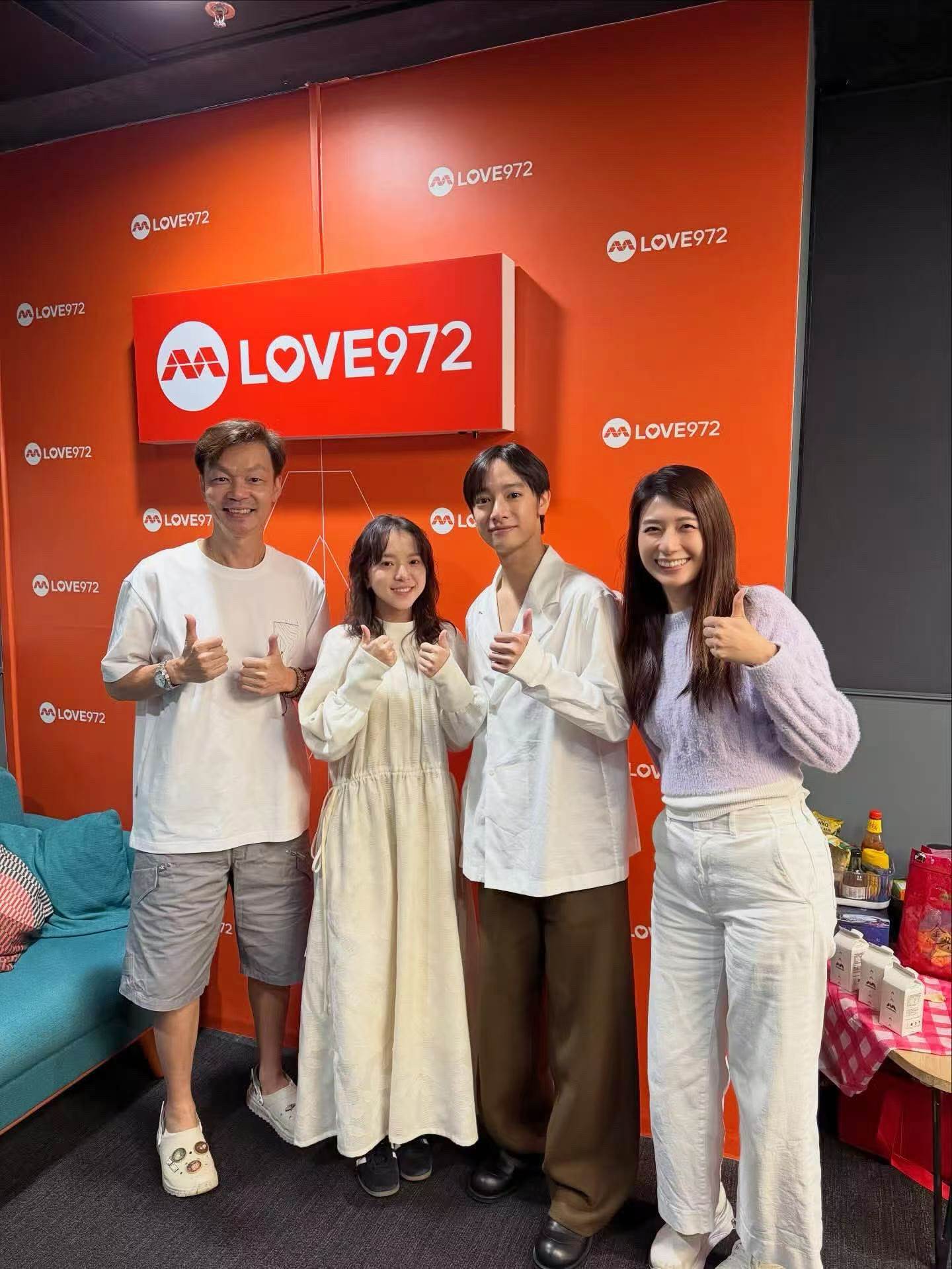李國煌(左起)邀項婕如、劉修甫參加他主持的廣播live節目，右為助理主持。（圖／三匠影視提供）