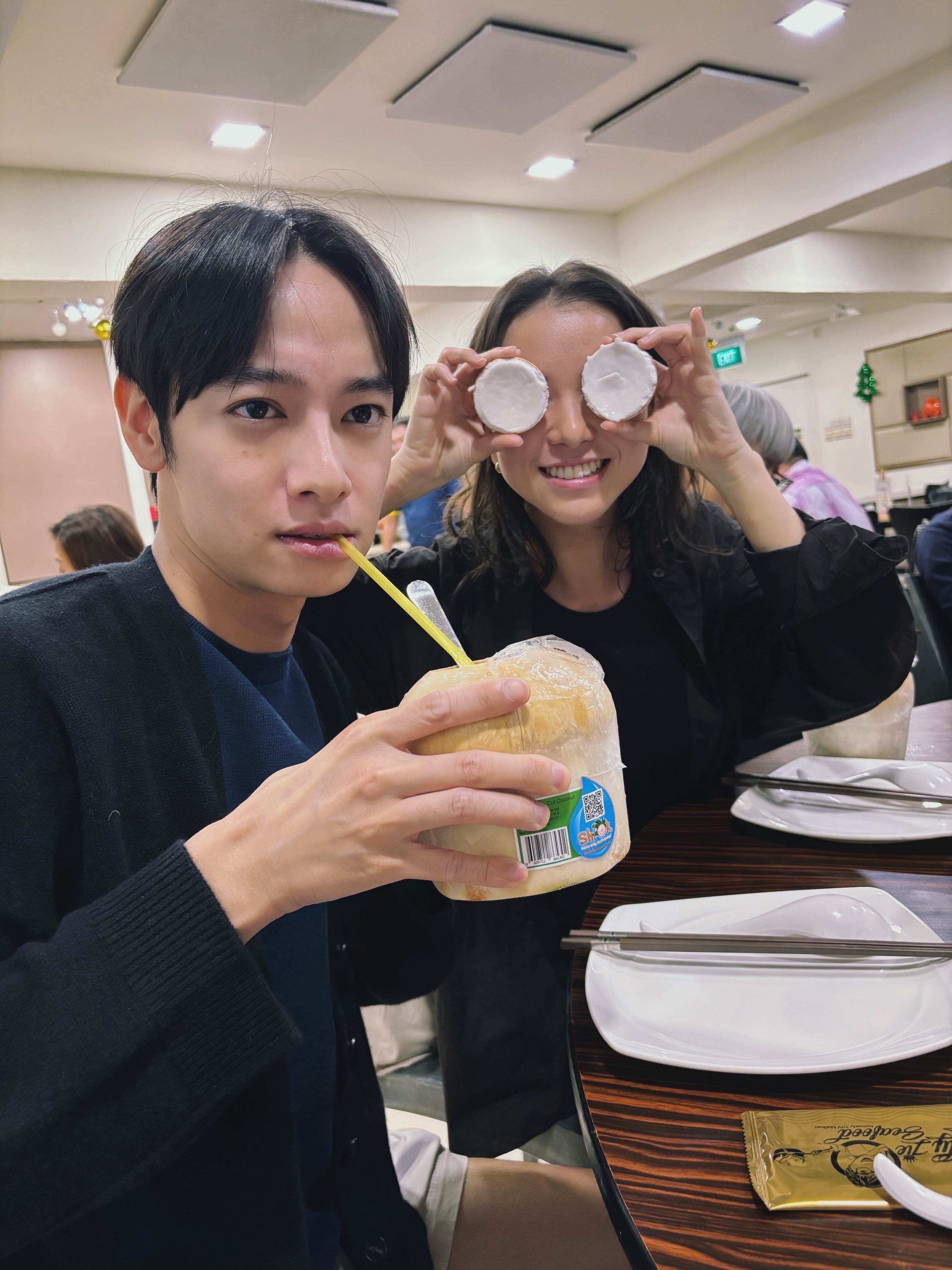 劉修甫(左)、項婕如在新加坡喝椰子水搞怪拍照。（圖／三匠影視提供）