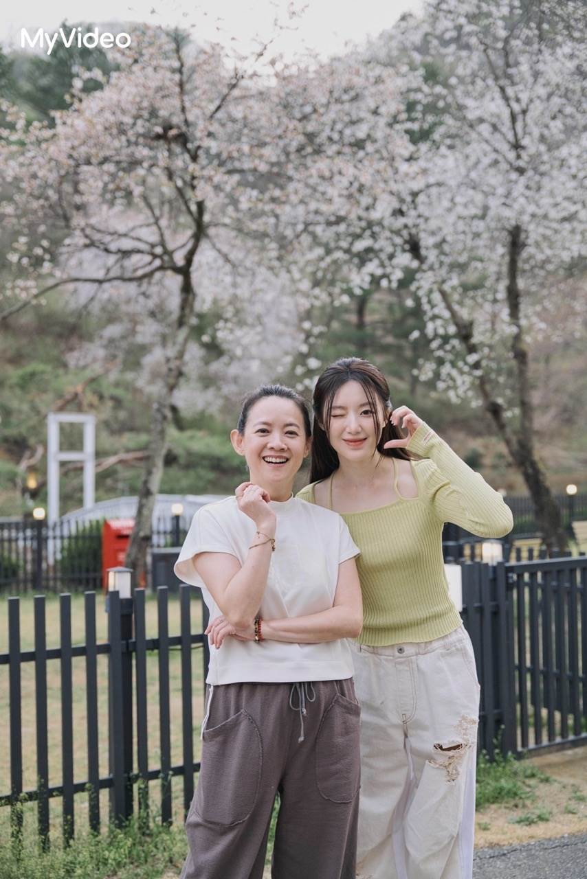 曾寶儀（左）主持《我們回家吧》登頂台綜冠軍。（圖／台灣大哥大MyVideo提供）