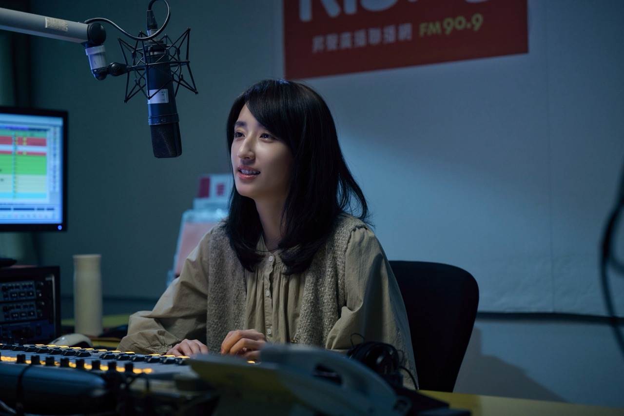 柯佳嬿《如果我不曾見過太陽》二部曲飾演後天失明的電台DJ。（圖／Netflix提供）