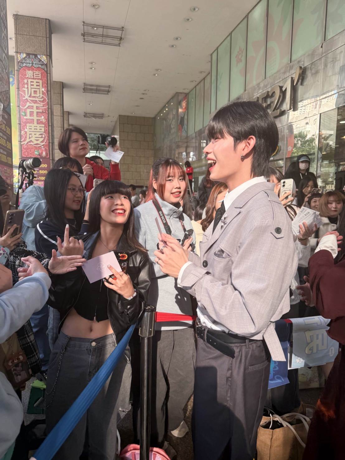 凱杰近距離寵粉與歌迷互動。（圖／S.EROS提供）