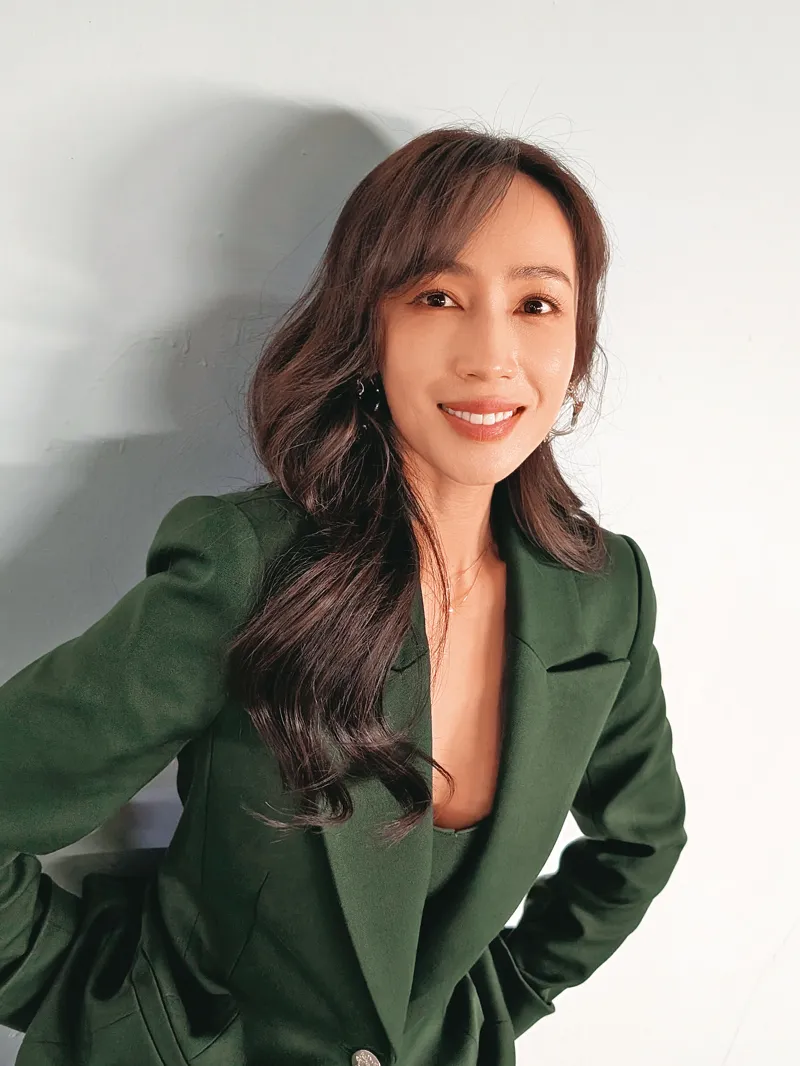 小薰因追求更爲燦爛的笑容以方便亮相，選擇隱適美療程卻因改變心意，在牙科賒帳新台幣14萬元。（圖／翻攝自小薰-黃瀞怡臉書）