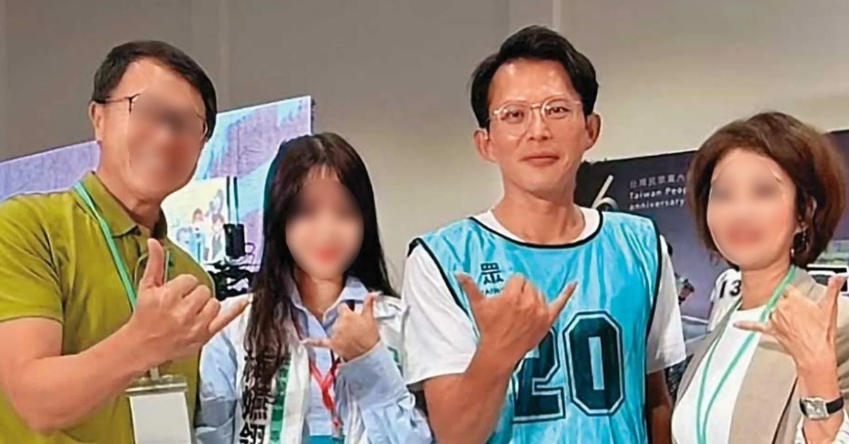 梅女（左2）的父母是前主播（左1），全家人都是民眾黨的支持者。（翻攝梅女IG）