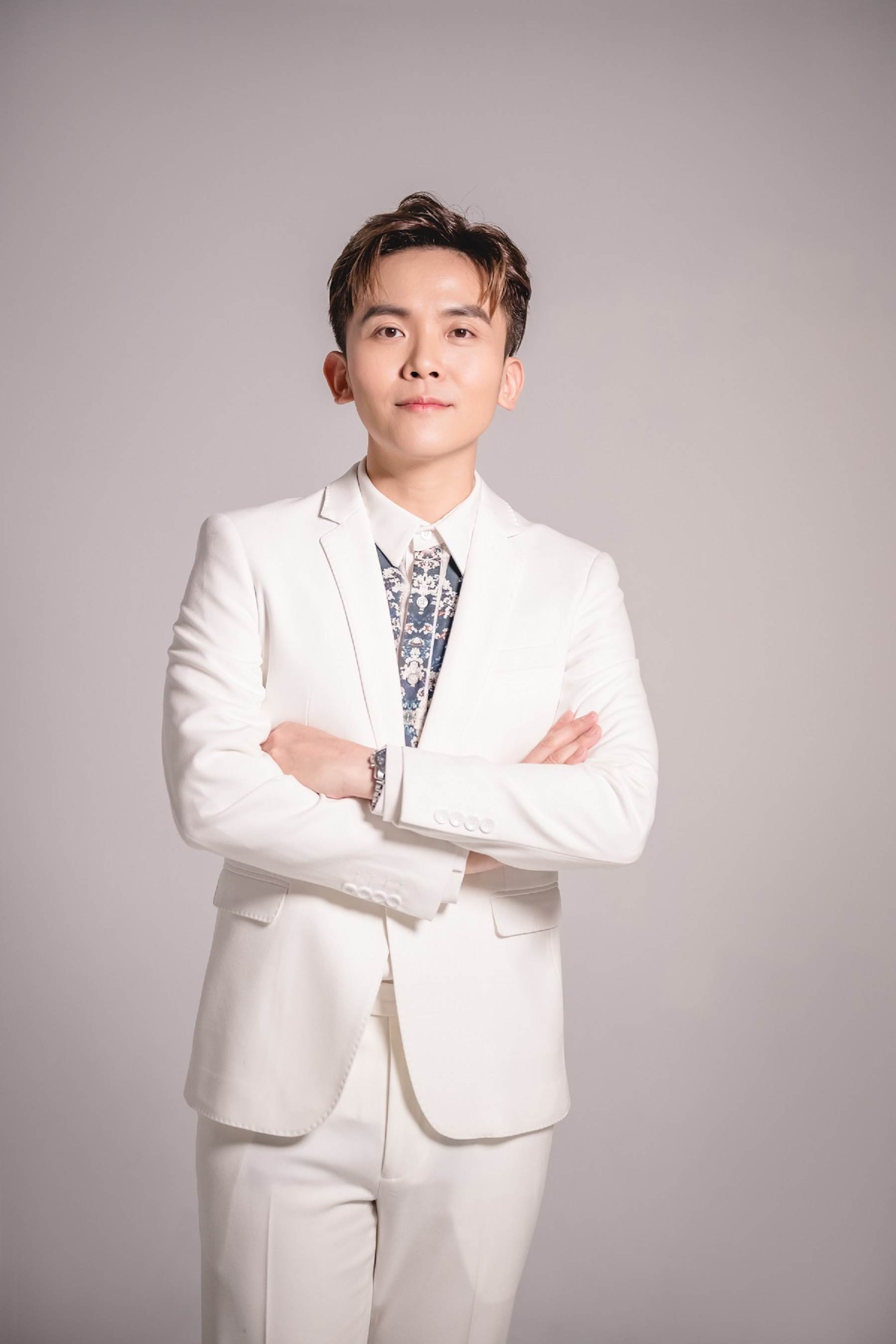 黃豪平接下邀約立刻跟女友分享。（圖／中視提供）