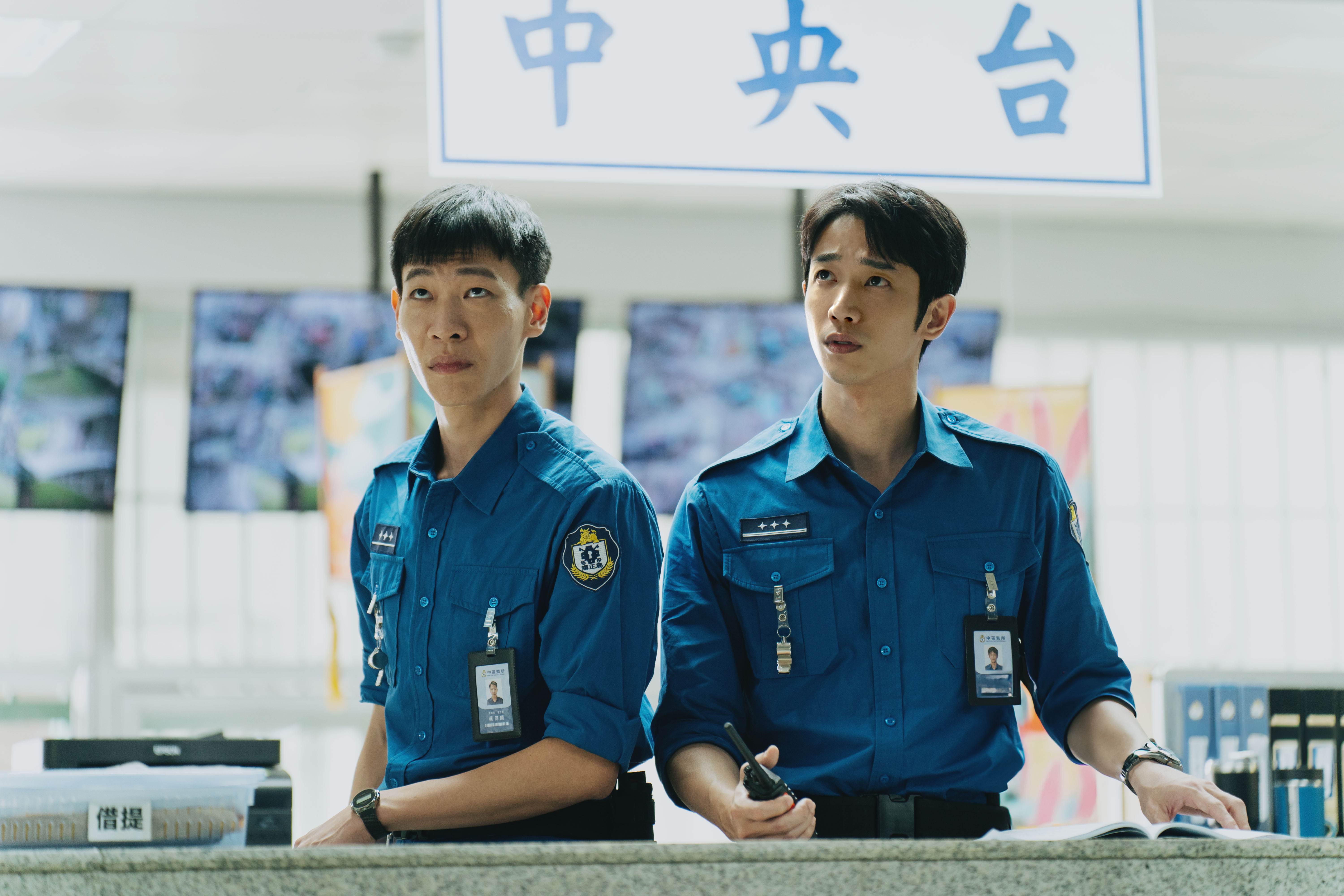 監所管理員<a href='https://star.ebc.net.tw/search/tags/劉以豪/' target='_blank'>劉以豪</a>（右）與李國強發現監所內氛圍不對勁。（圖／愛奇藝國際版、壹壹影業）