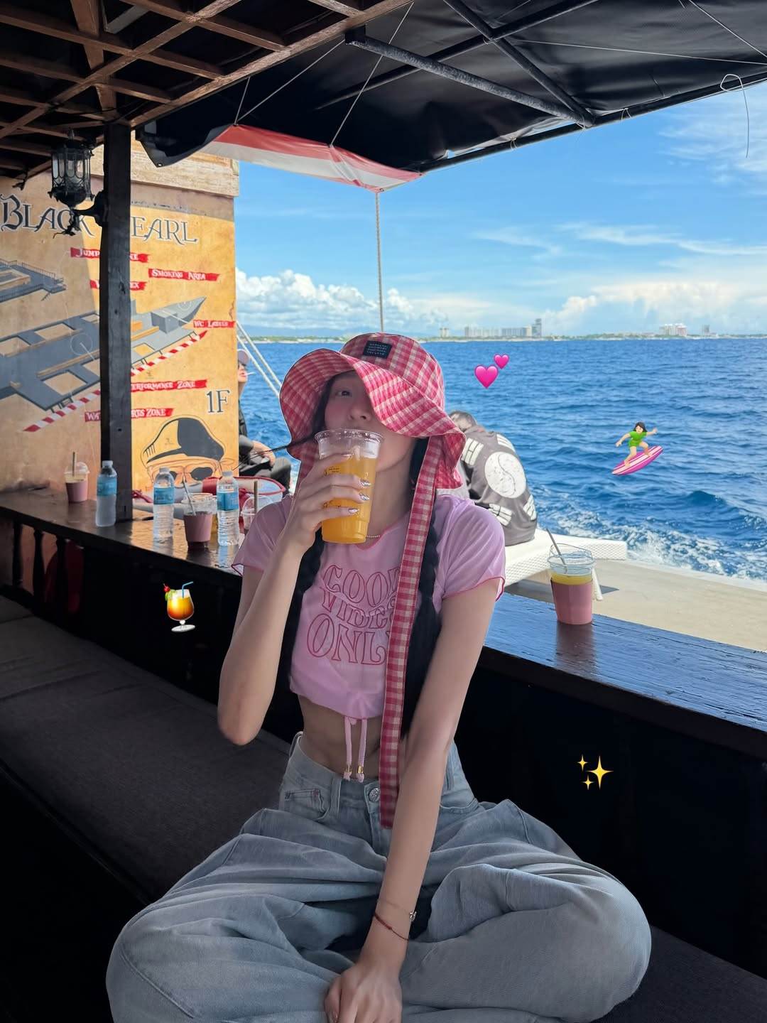 林襄在宿霧度假時的粉色系穿搭。（圖／翻攝自林襄IG）