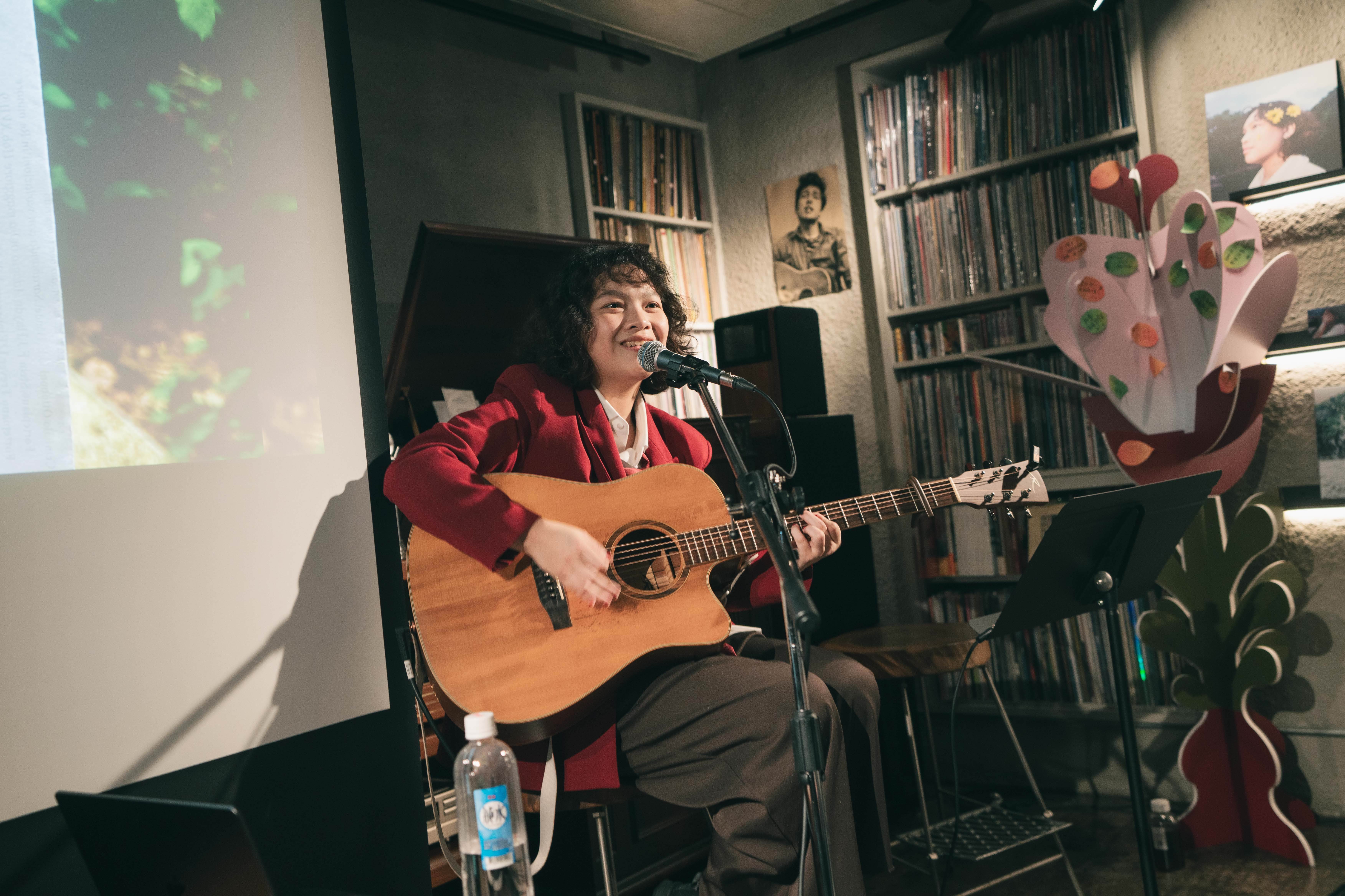 JOYCE就以斯現場彈唱新歌。（圖／放飛音樂提供）