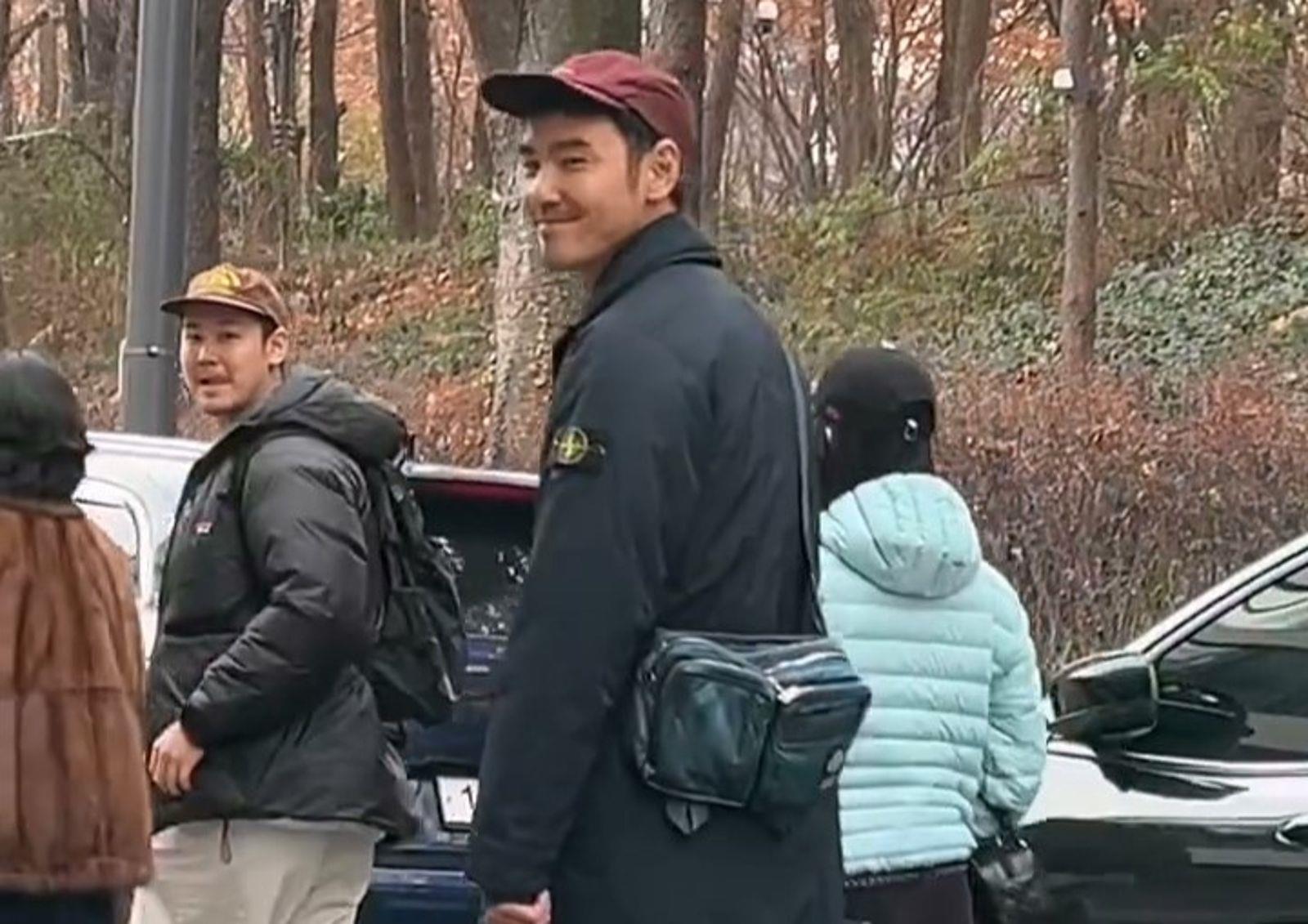 阮經天赴韓國旅遊，身邊穿羽絨衣的女生疑似就是被爆料，阮經天在韓國讀書的小女友「徐小姐」。（翻攝自小紅書）