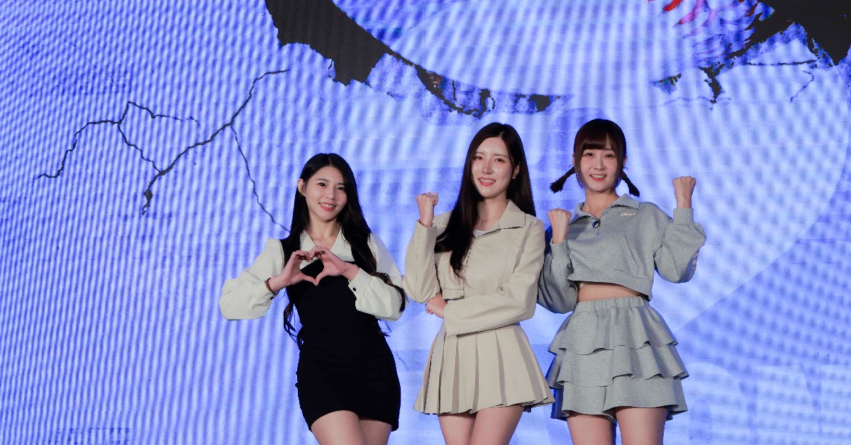 樂天女孩總監筱晴（左起）、富邦韓籍女神南珉貞、Passion Sisters希希現場傳授「鏡頭魅力POSE」。（圖／公視台語台提供）