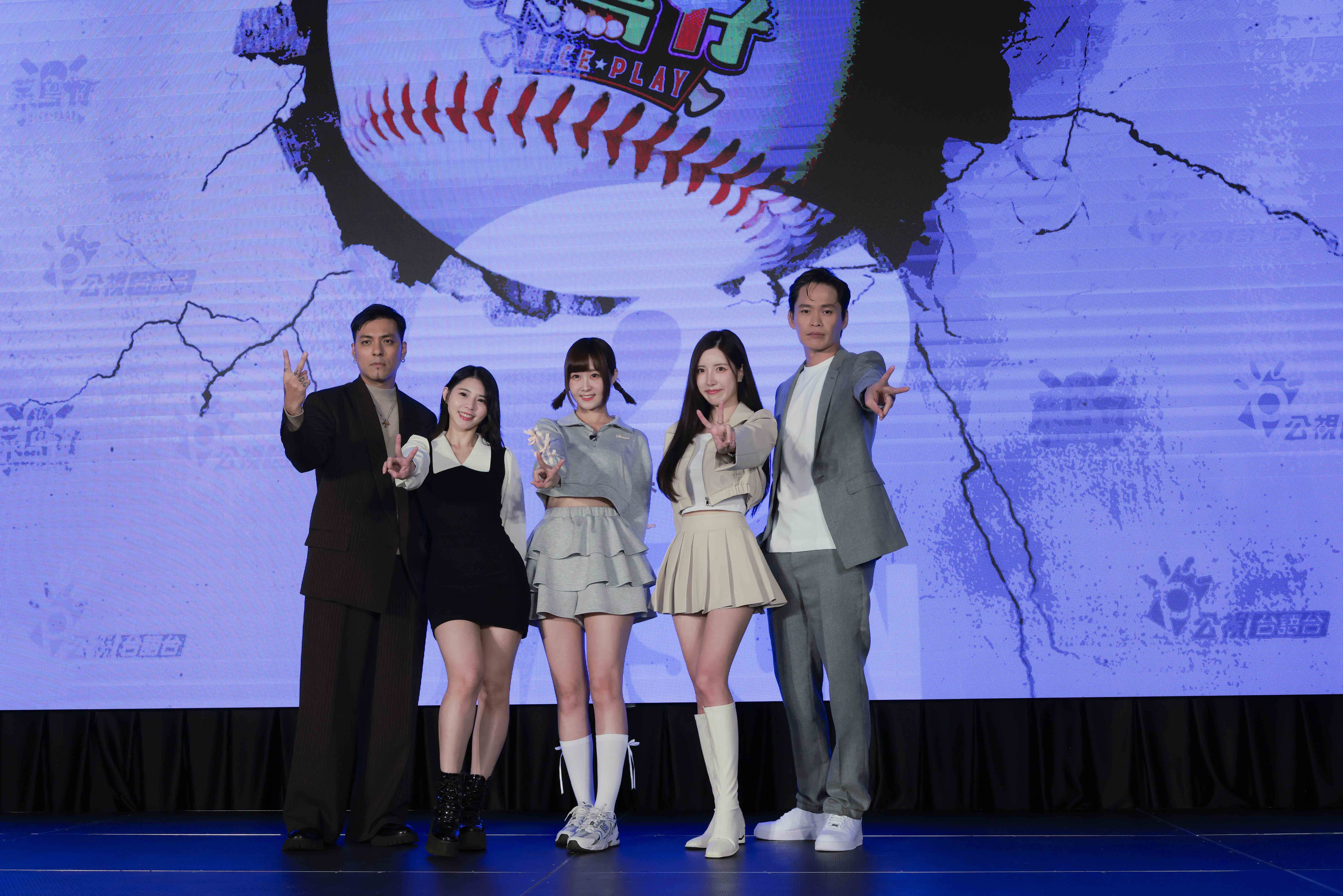 嘎嘎（左起）、筱晴、希希、南珉貞、黃鐙輝出席《菜鳥仔 NICE PLAY》開播記者會 （圖／公視台語台提供）