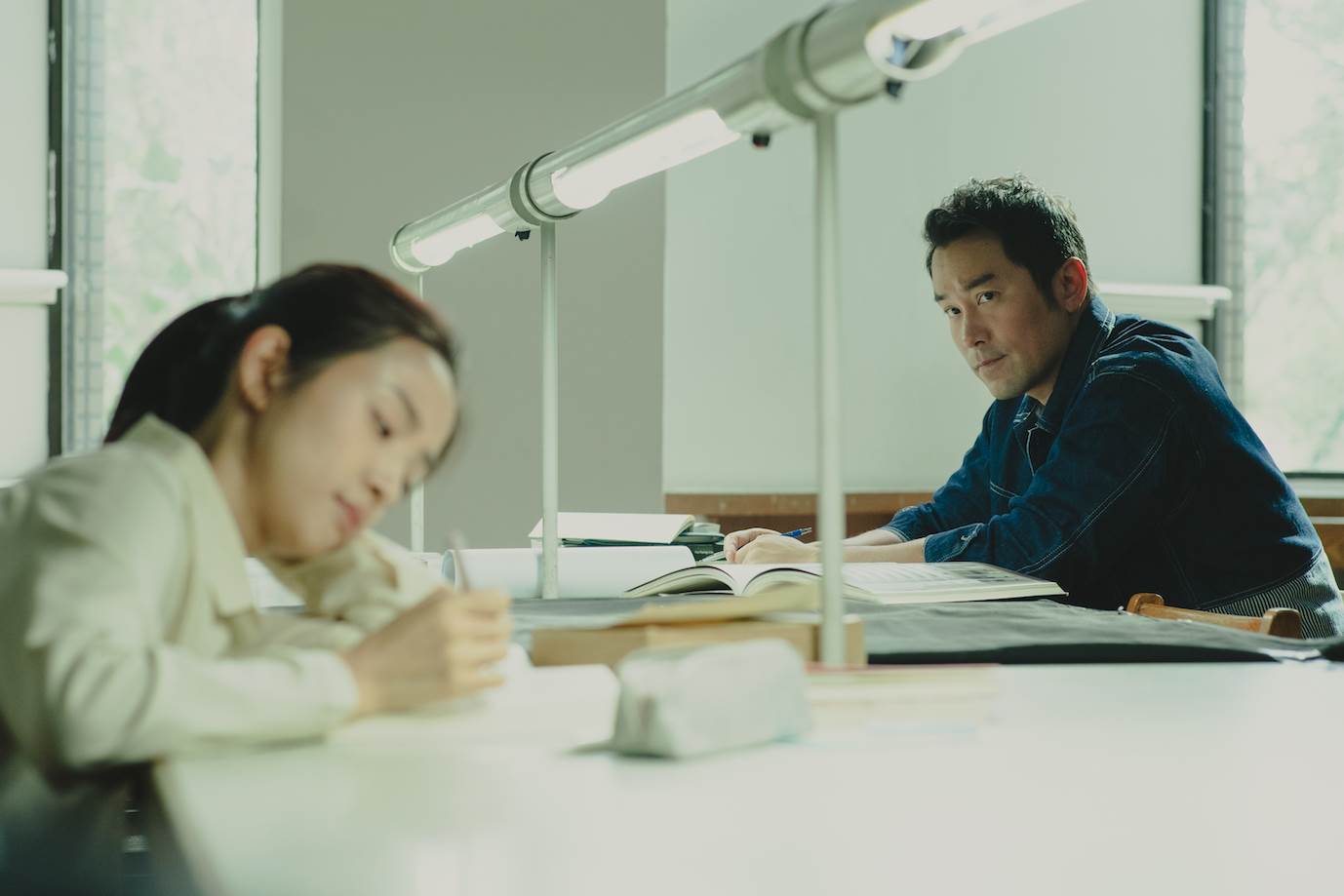 《深度安靜》張孝全（右）、林依晨首次圖書館邂逅，「書寫聲」意外傳情。（圖／風起娛樂提供）