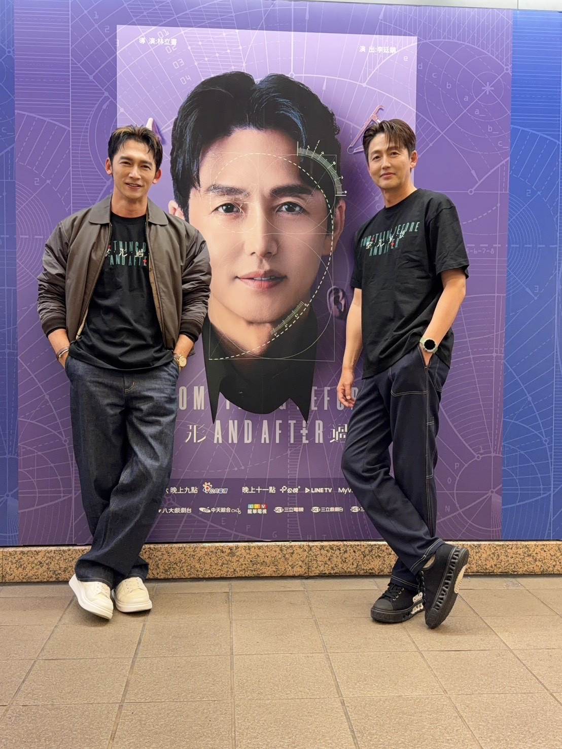 温昇豪（左）與李廷鎮（右）到捷運站《整形過後》角色海報前打卡。（圖／六魚文創提供）
