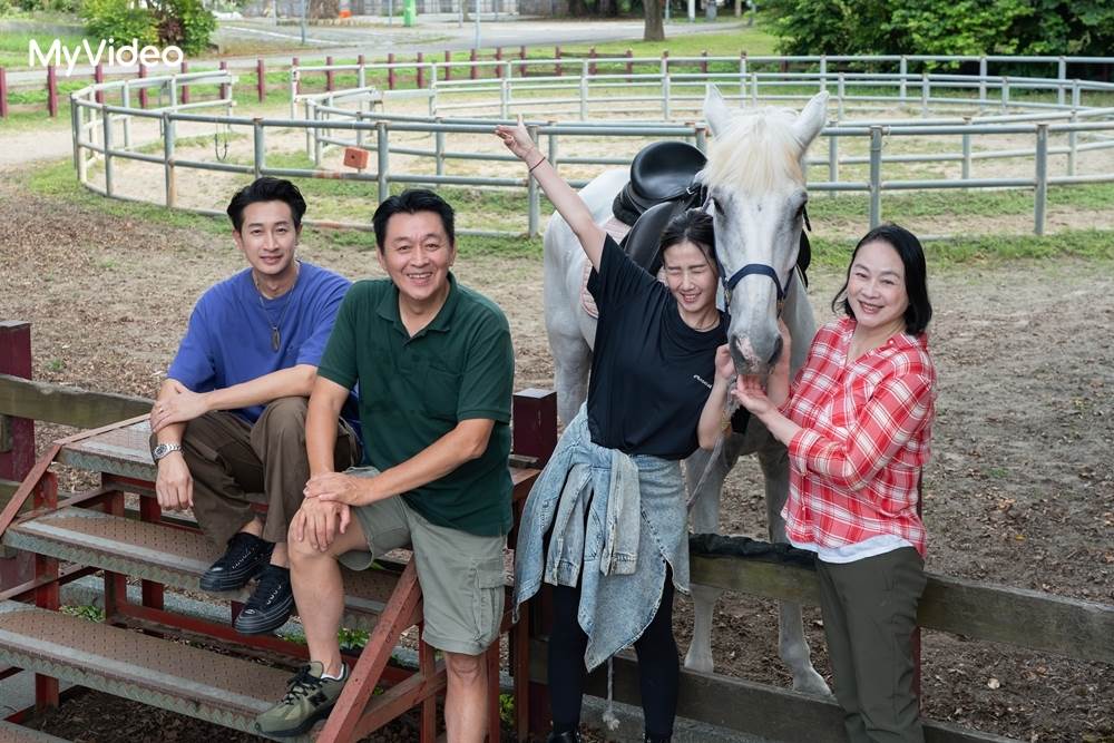 喜歡馬的方志友帶陸小芬、庹宗華與邱凱偉體驗騎馬行程。（圖／台灣大哥大MyVideo提供）