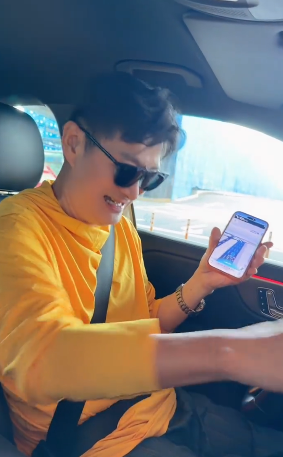 黃安親自錄下自己一邊開車一邊使用手機的畫面。（圖／翻攝自微博@黃安）