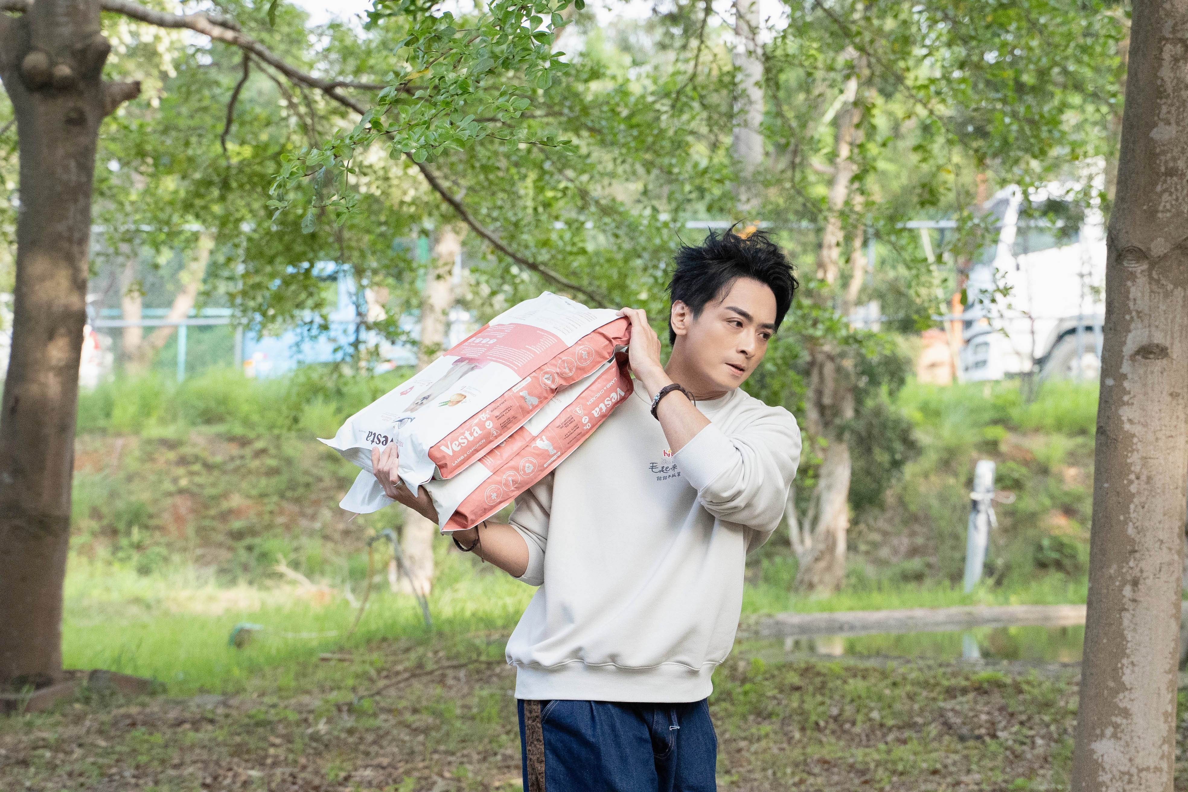 Energy Toro扛飼料餵狗園毛小孩。（圖／Hit Fm聯播網）