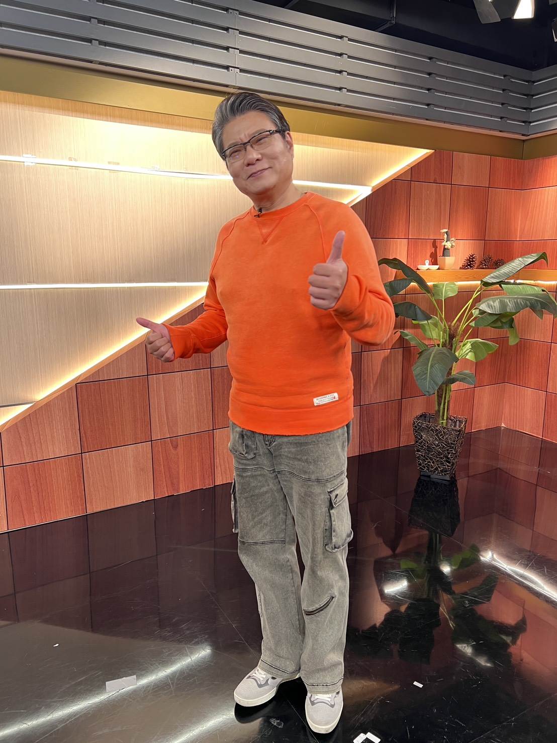 陳文山拍戲時曾遭樹幹插入後背，緊急送醫確認無大礙後，竟光速重返劇組拍攝。（圖／年代提供）