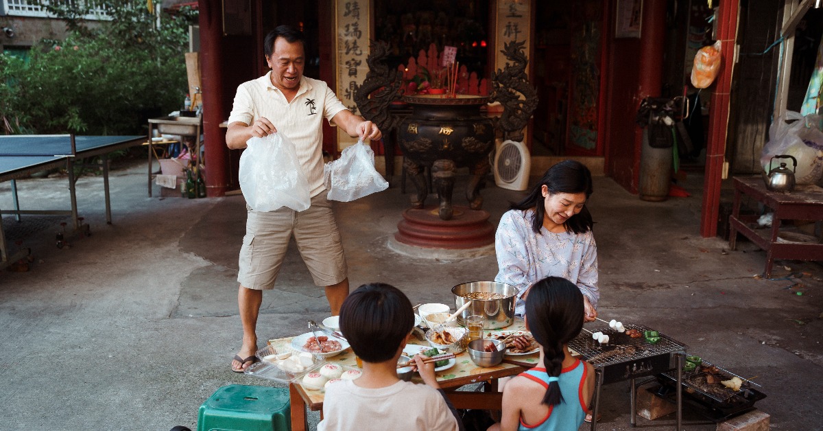 游安順（左）與王彩樺在《恨女的逆襲》中飾演夫妻，從感情融洽演到怒目相對。（圖／華映娛樂）