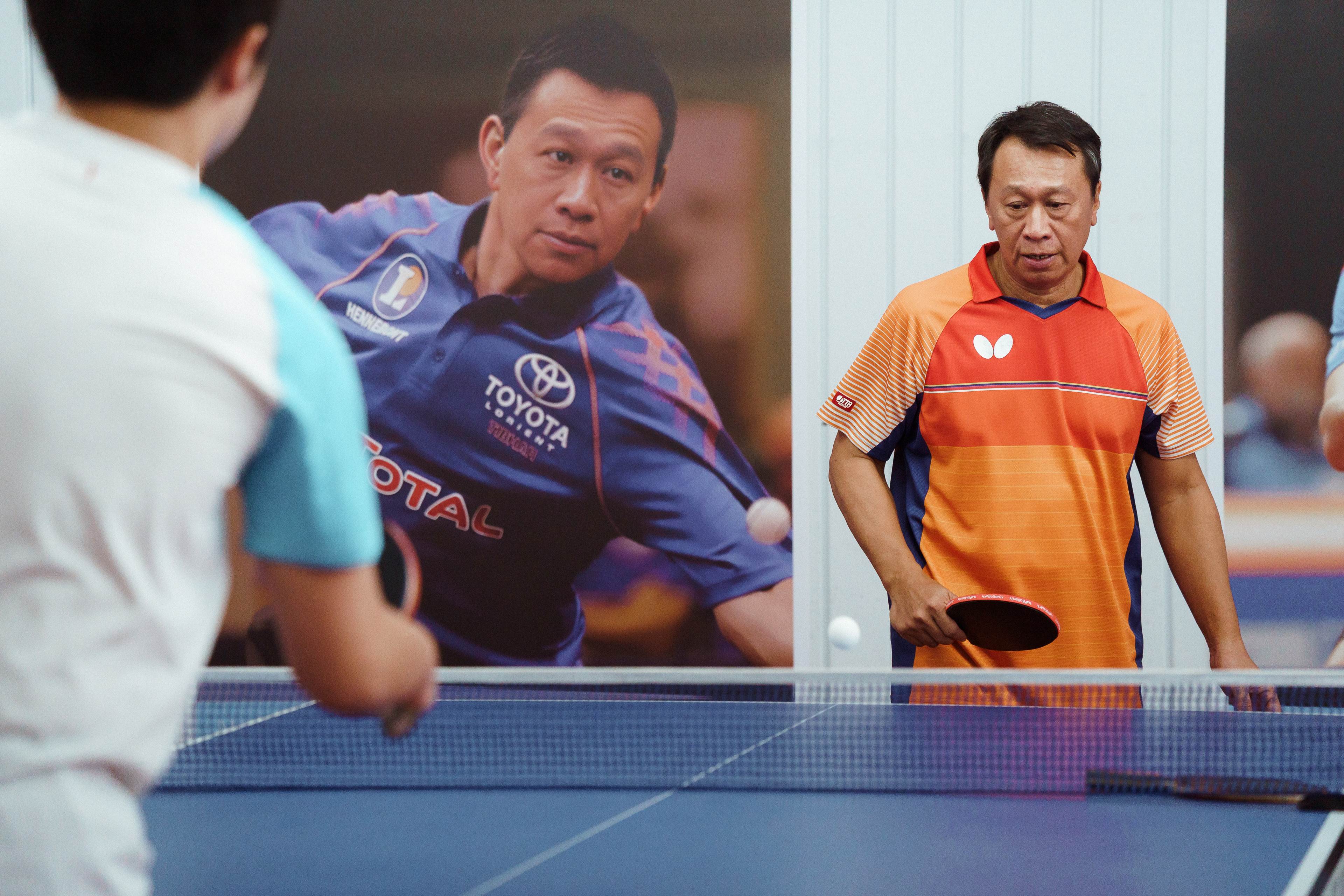 游安順在《恨女的逆襲》中飾演一名桌球退役國手，原先完全不會打桌球，為本片特別練習三個月。（圖／華映娛樂）