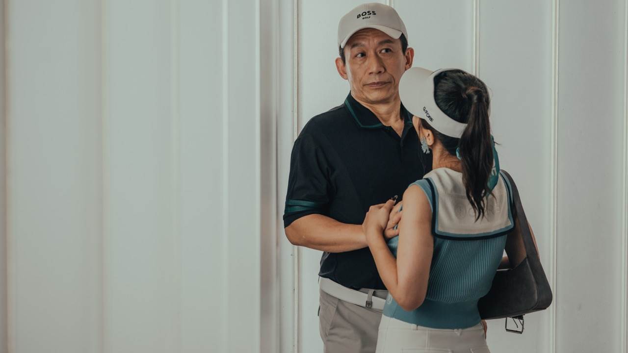 《整形過後》艾怡良（前）大膽示愛郭子乾（後），想用人工改造吸引金主男友的注意。（圖／六魚文創提供）