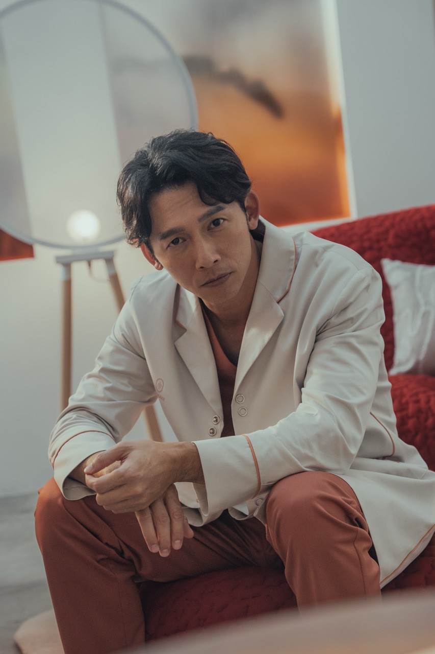 温昇豪在《整形過後》飾演整外神醫，徹底改造客人外貌。（圖／六魚文創提供）