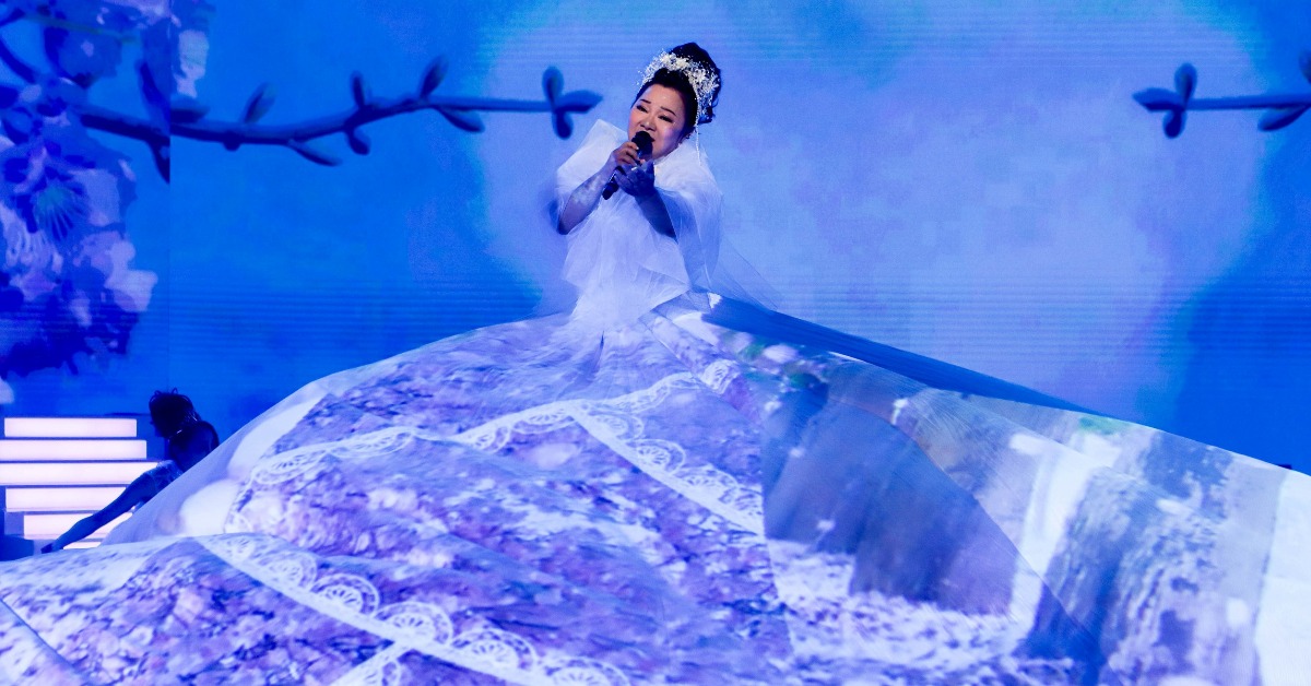 白冰冰登上3公尺高台開唱。（圖／民視提供）