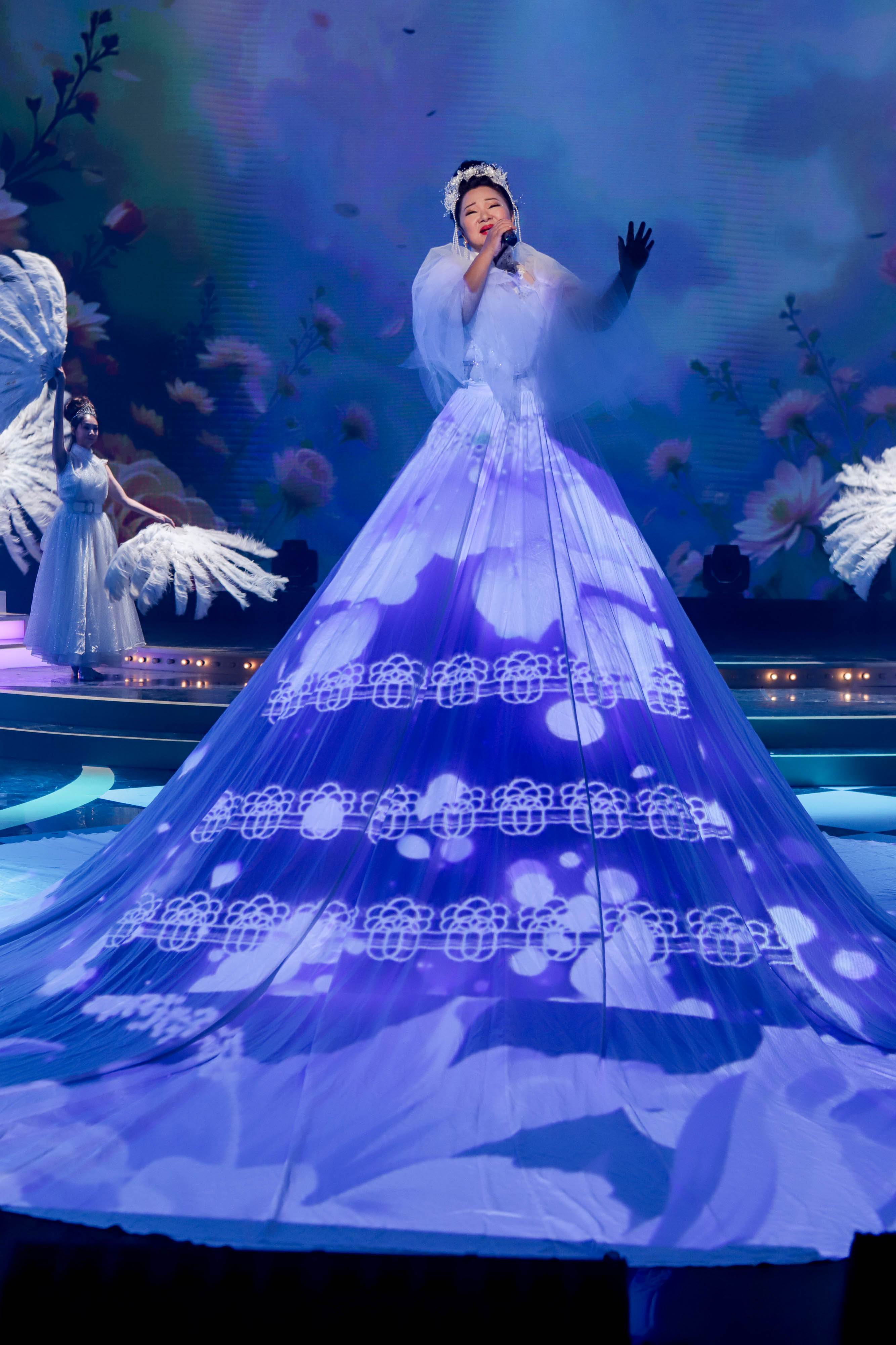 白冰冰長裙拖曳展現千變萬化的圖案。（圖／民視提供）