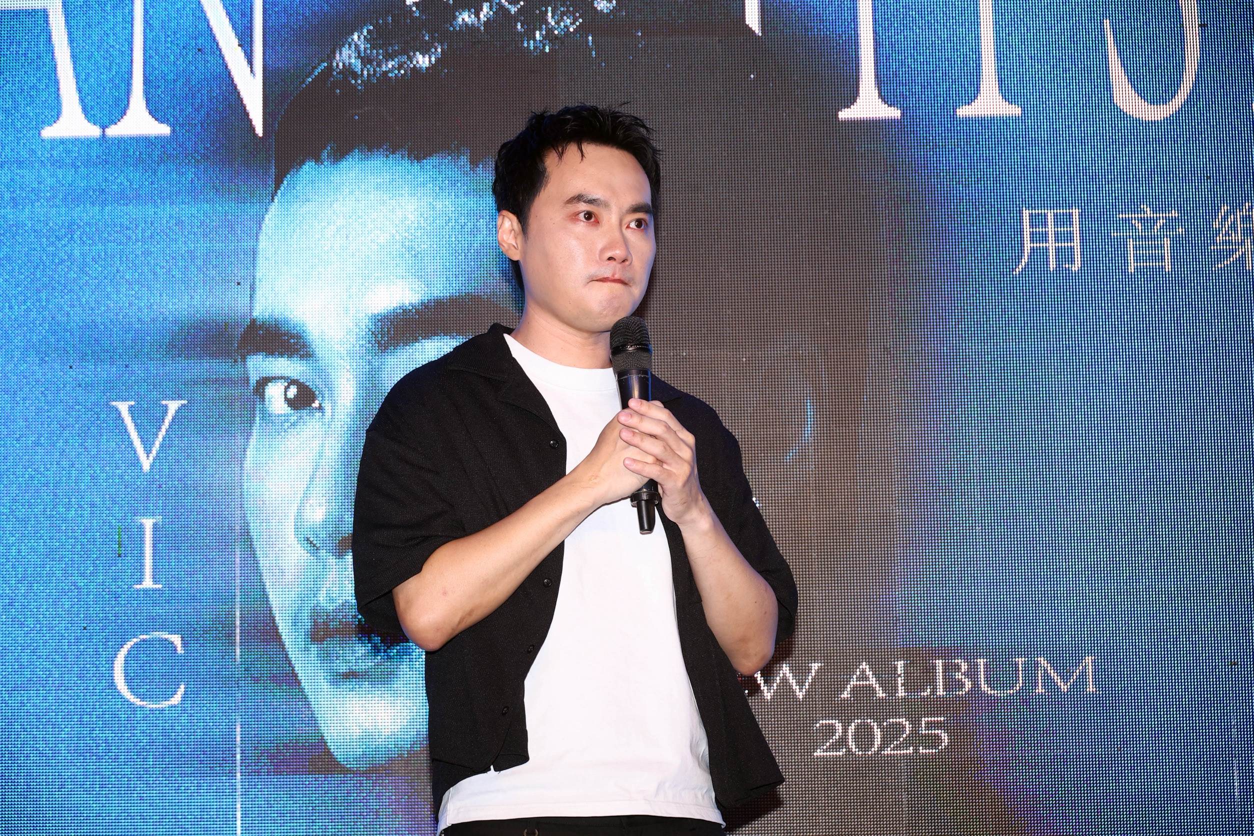 張峰議哽咽談及與顏正國的緣分。（圖／金室音樂提供）