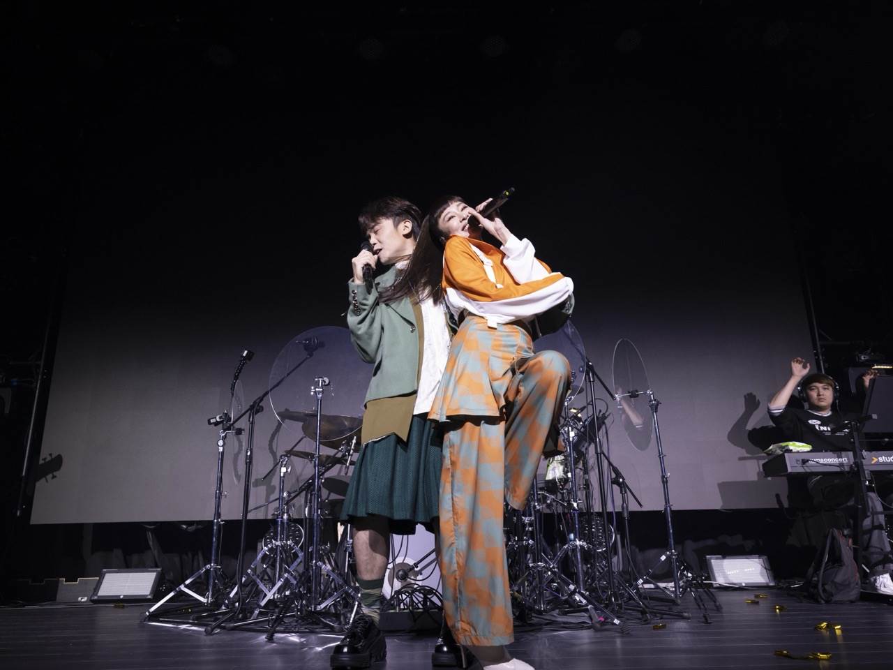 張棋惠（右）出道25週年演唱會，黃豪平（左）cos青峰登場。（圖／好撐音樂提供）