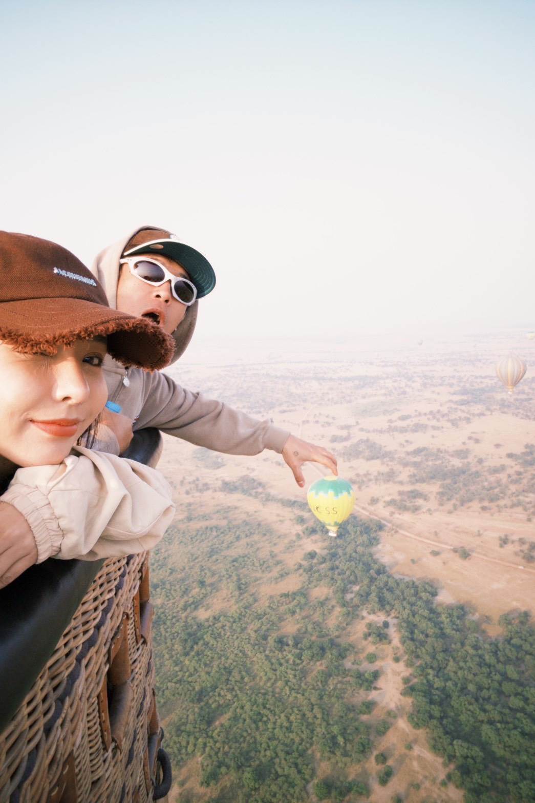 健志與老婆Mia飛往非洲為MV取景。（圖／混血兒娛樂）