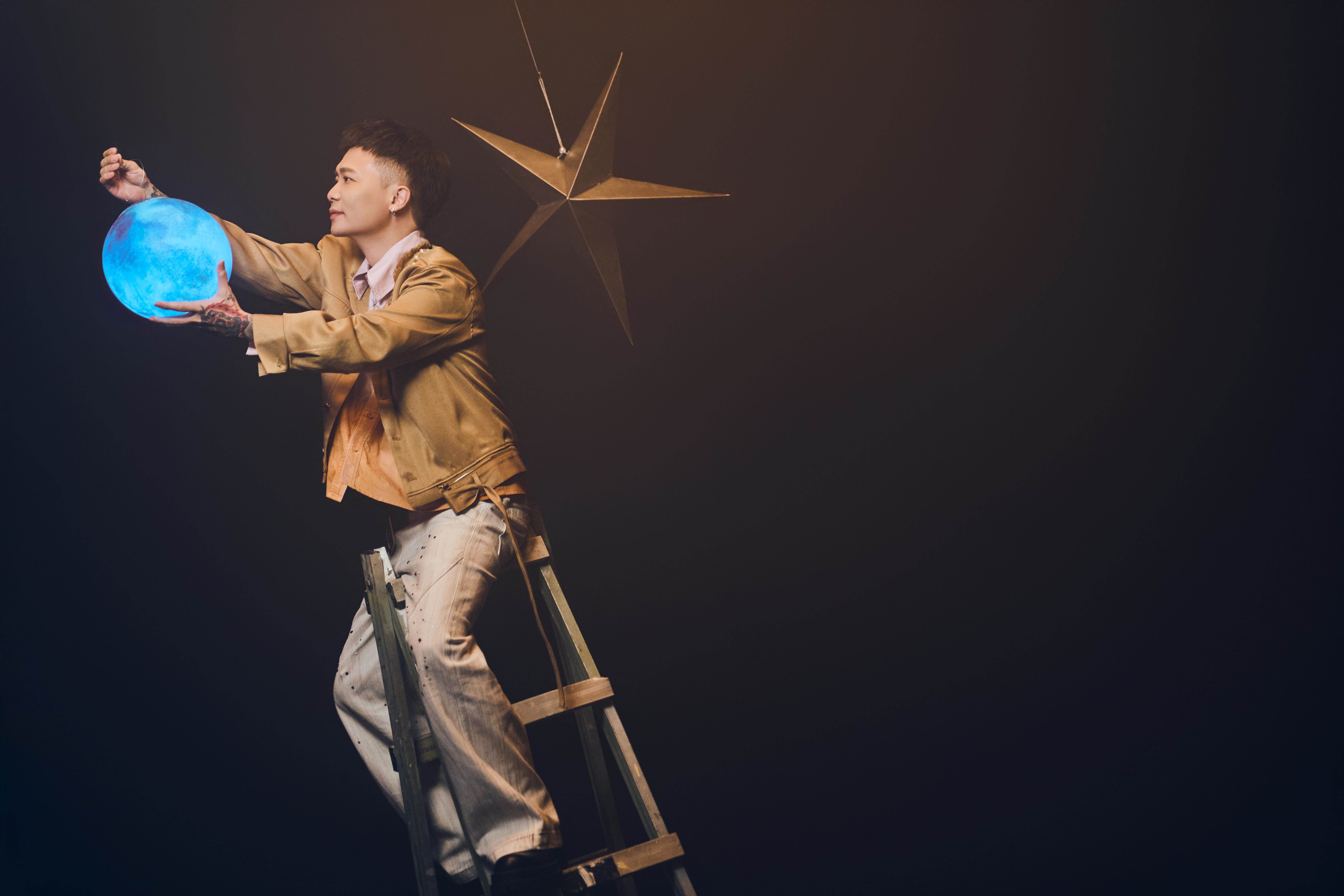 蕭秉治拍MV爬梯子腳抖自招有懼高症。（圖／相信音樂）