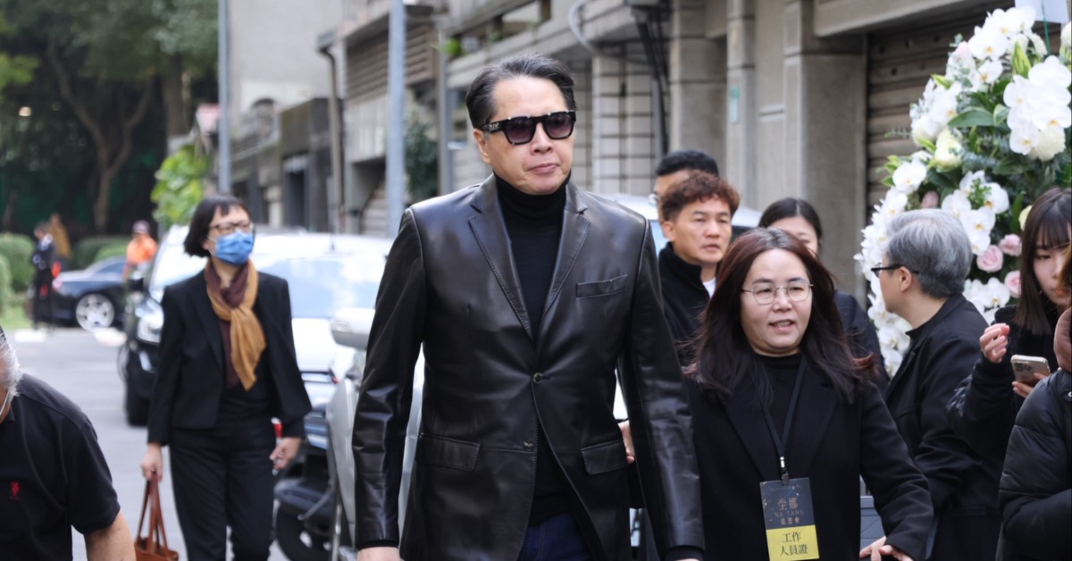59歲歌手坣娜追思會，歐陽龍現身哀悼。（圖／東森娛樂）