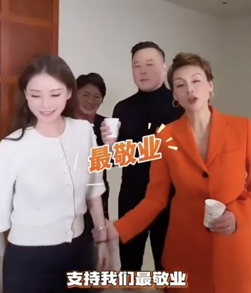 Mandy挺著孕肚現身品牌週年活動。（圖／翻攝自微博）