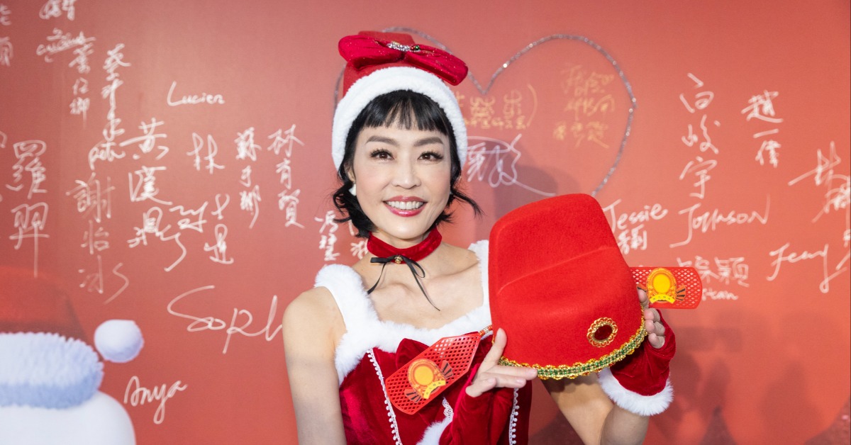 唐玲努力學習不倦，獲頒狀元帽及模範生獎狀。（圖／松山社區大學提供）