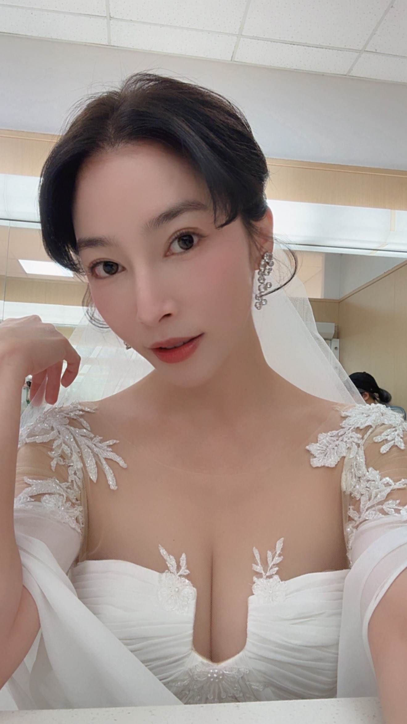 張家瑋相當滿意這次披上的純白婚紗。（圖／民視提供）