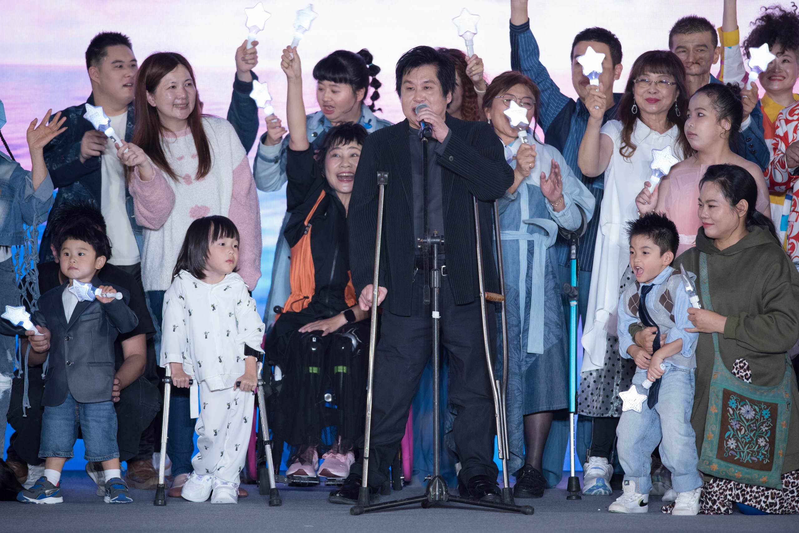 鄭智化演唱時30位身心障礙走秀者同台高歌。（圖／新北市政府社會局提供）
