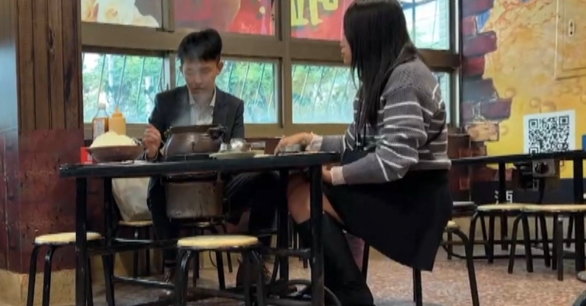 女星吳怡霈的日本籍老公，疑惑為什麼台完薑母鴨店桌椅都這麼矮。（圖／東森新聞）