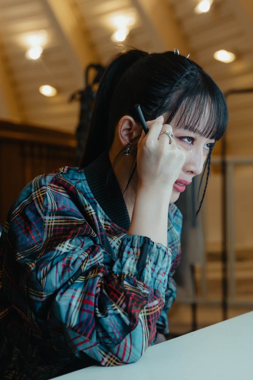 《整形過後》王渝萱飾演的流行天后李霏，不惜毀容求放過。（圖／六魚文創提供）