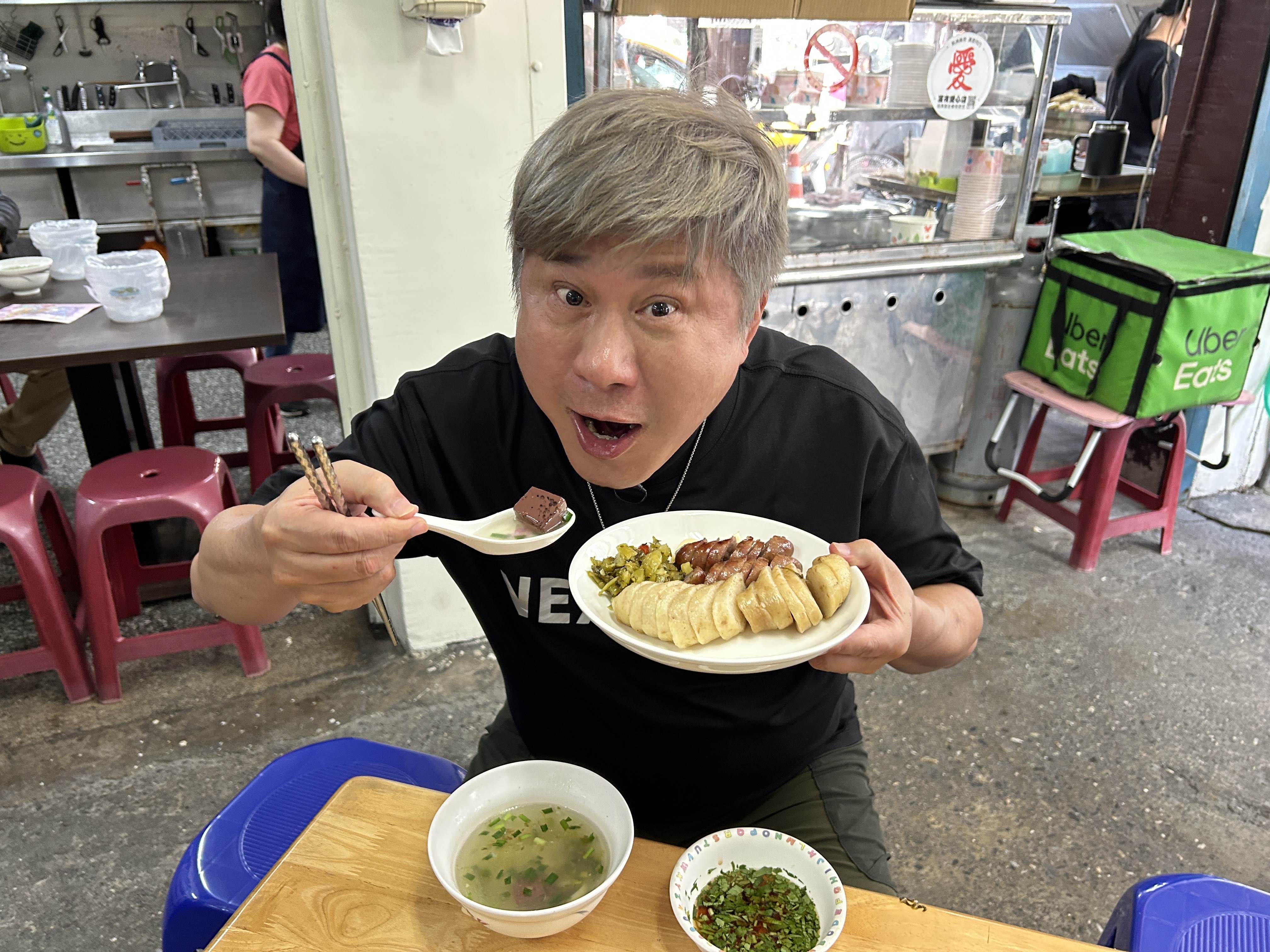 胡瓜品嚐當地美食。（圖／下面一位提供）