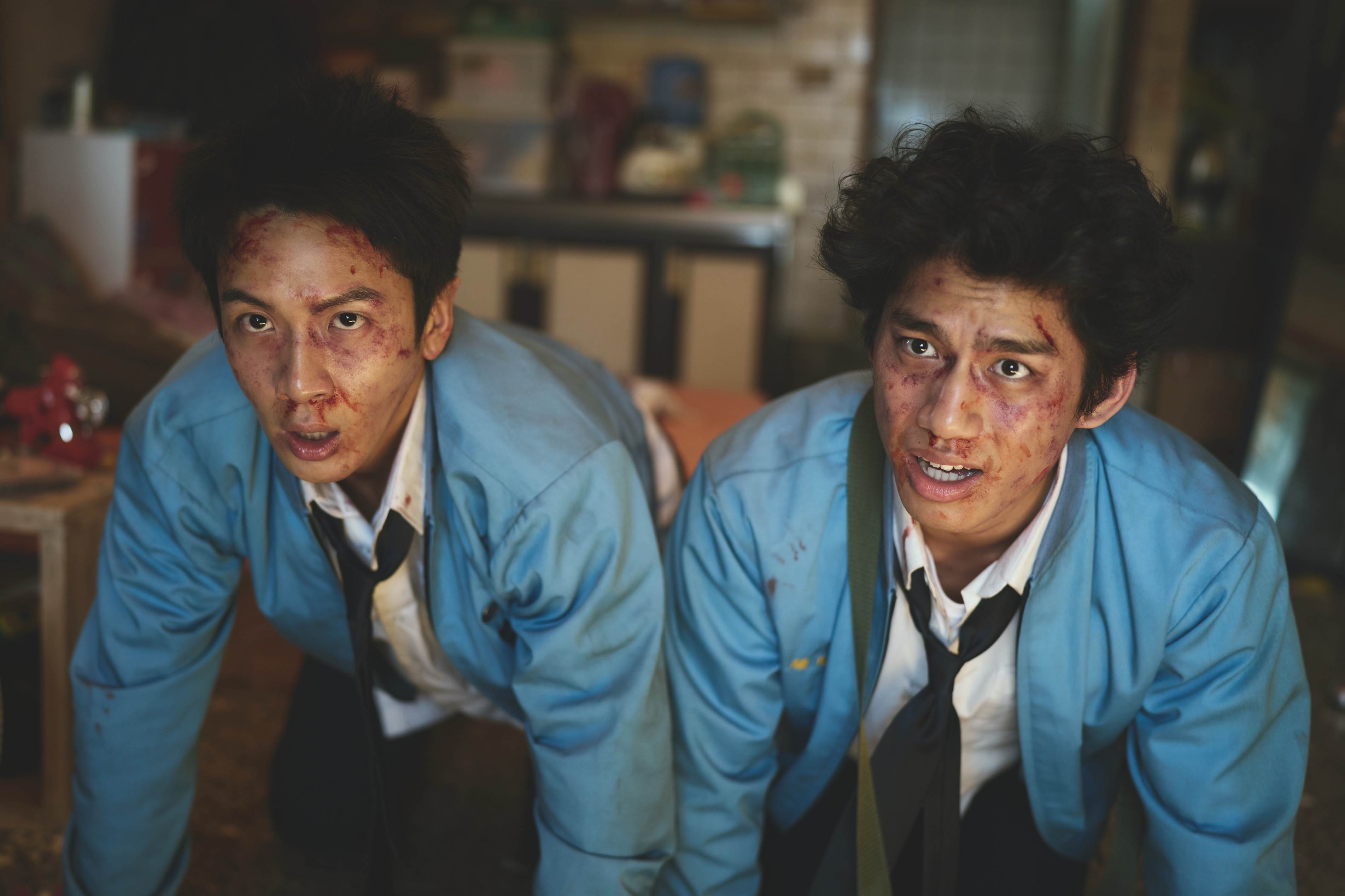 柯震東在九把刀新作《功夫》飾演萬年高中生，與朱軒洋在暗巷被小混混痛毆。（圖／麻吉砥加）