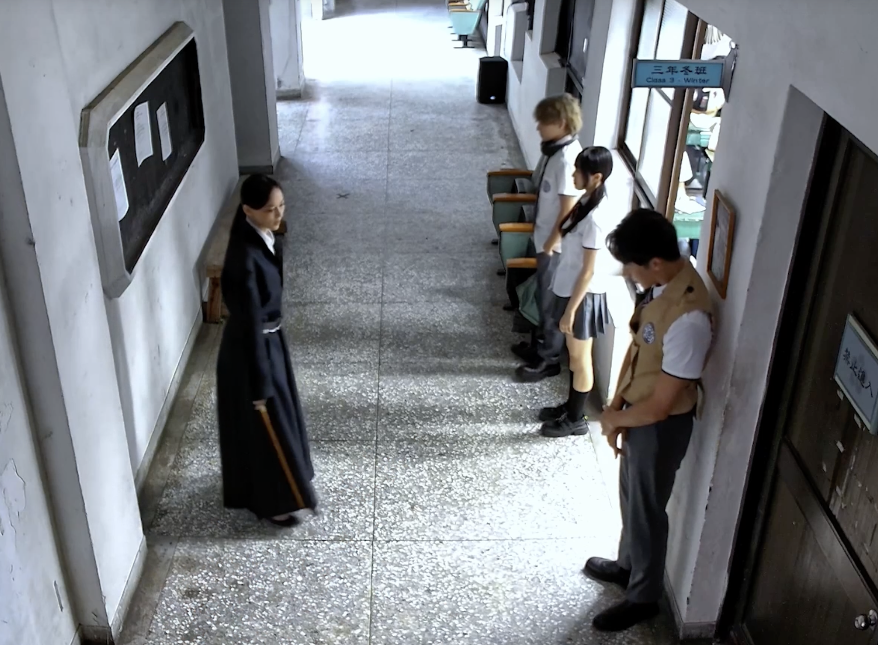 姚以緹化身嚴格教師，反差要求學生懲罰性感姿勢。（圖／映底子國際傳媒股份有限公司提供）