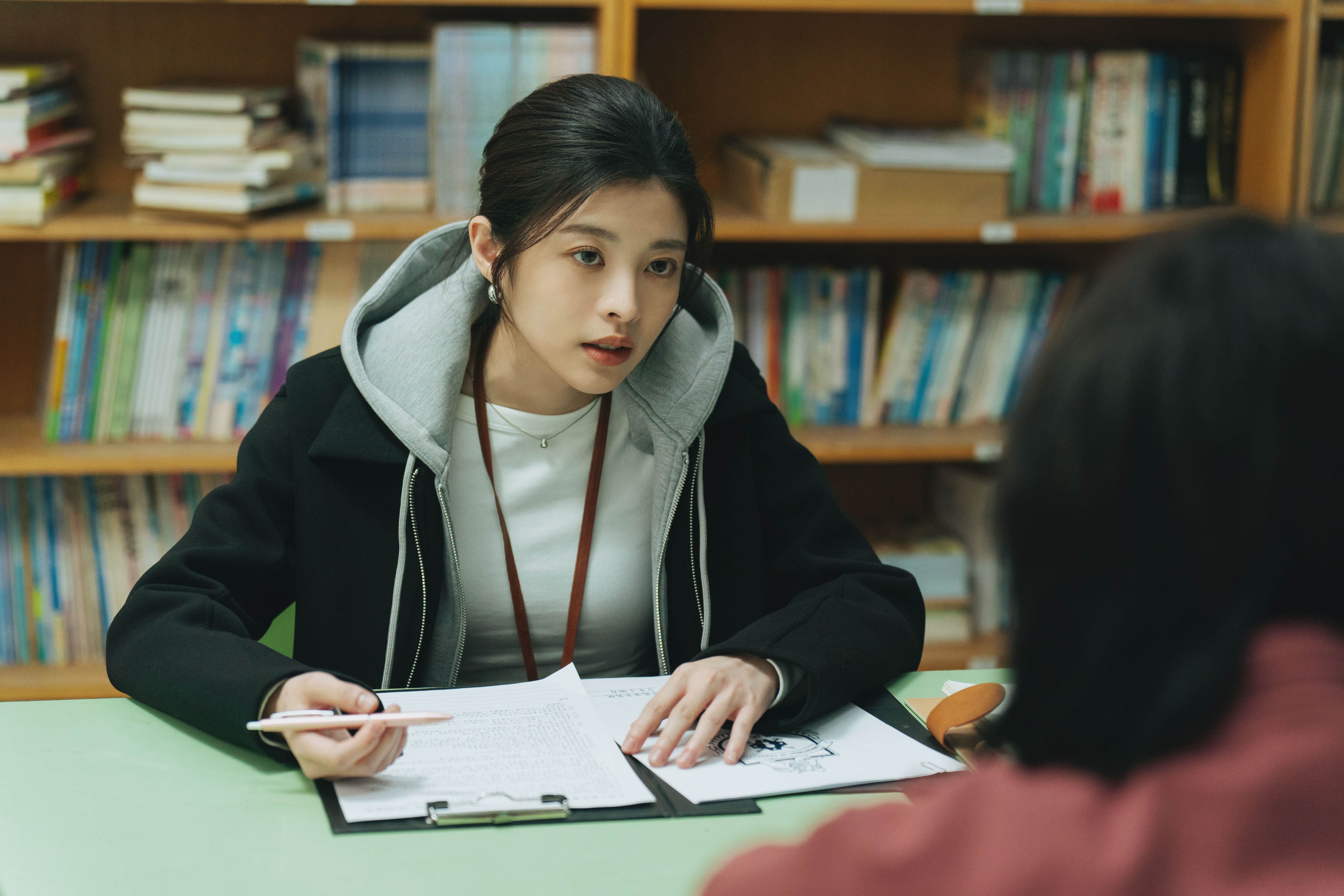 詹子萱在《監所男子囚生記》中演出社工師。(圖／愛奇藝國際版、壹壹影業提供）