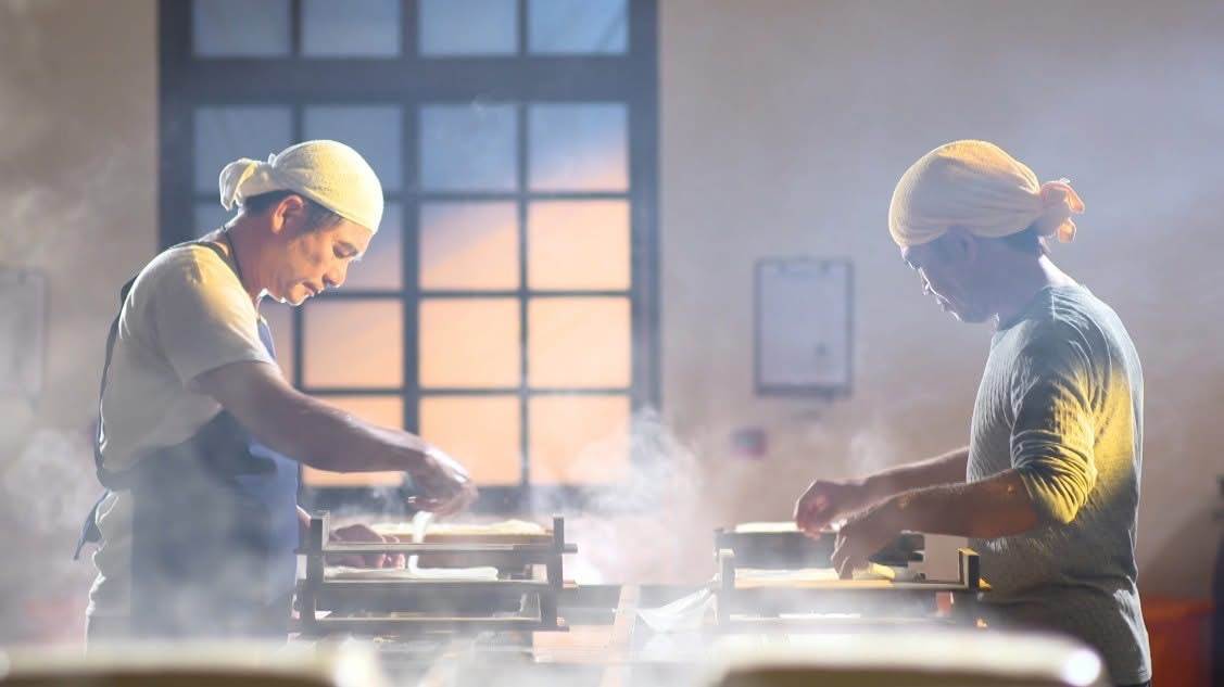 劇組演員們都親身去學習製豆腐。（圖／民視提供）