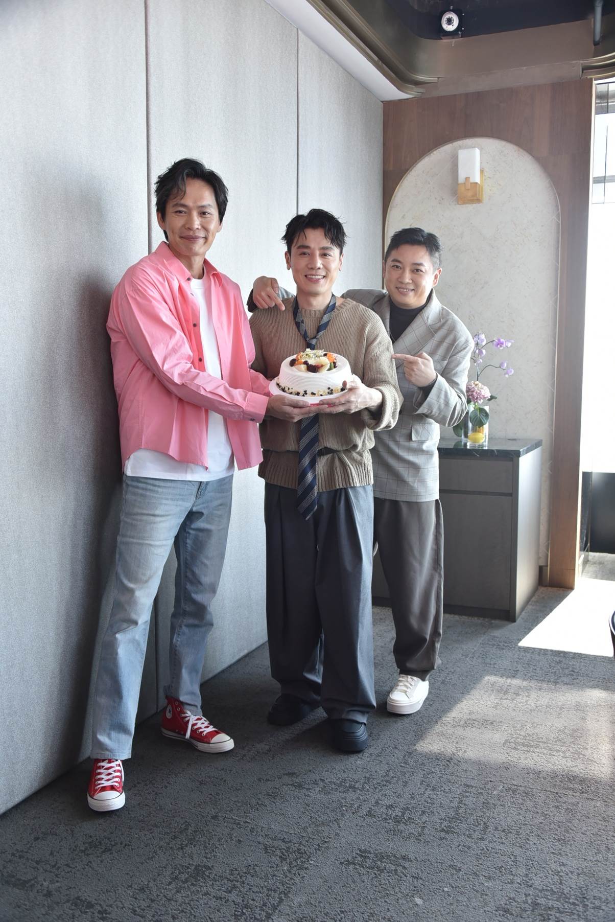 邱志宇新單曲〈曇花〉生日前夕上架雙喜臨門，黃鐙輝、左光平送蛋糕站台。（圖／邱志宇提供）